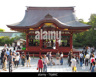 Japanische Hochzeitsfeier in der Nähe des Hasedera-Tempels in Kamakura, Japan. Stockfoto