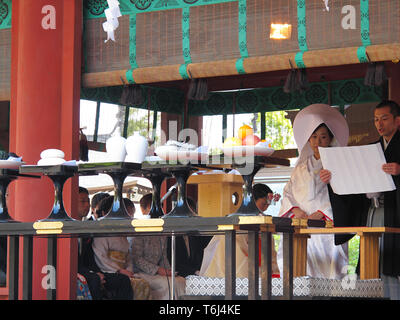 Japanische Hochzeitsfeier in der Nähe des Hasedera-Tempels in Kamakura, Japan. Stockfoto