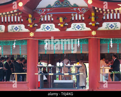 Japanische Hochzeitsfeier in der Nähe des Hasedera-Tempels in Kamakura, Japan. Stockfoto