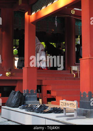 Japanische Hochzeitsfeier in der Nähe des Hasedera-Tempels in Kamakura, Japan. Stockfoto