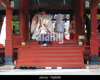 Japanische Hochzeitsfeier in der Nähe des Hasedera-Tempels in Kamakura, Japan. Stockfoto