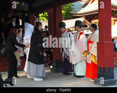 Japanische Hochzeitsfeier in der Nähe des Hasedera-Tempels in Kamakura, Japan. Stockfoto