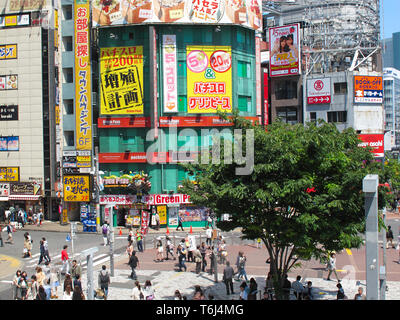 Grüne Erbsen Pachislo Pachinko und Menschen auf einem Platz am Shinjuku JR Bahnhof Süd Ausfahrt, Tokio, Honshū, Japan Stockfoto