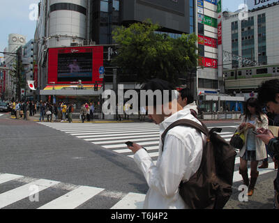 Fußgänger kreuz Shibuya Crossing, einer der belebtesten Fussgängerstreifen in der Welt. Tokio, Japan Stockfoto