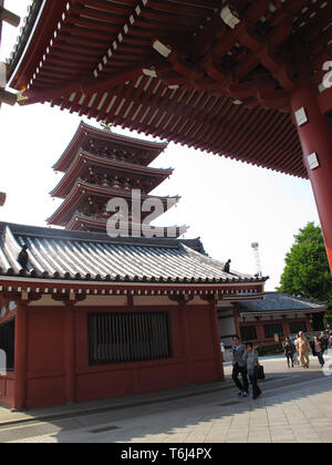 Oder Ameyayokocho Ameyoko Markt in der Nähe von Ueno Station. Eine der wichtigsten Einkaufsstraße in Tokio. Tokio, Japan Stockfoto