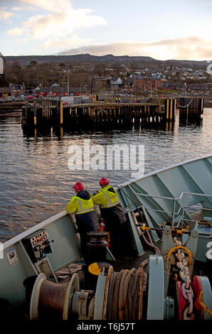 Vorbereitung zum Dock und der Insel Arran auto Fährverkehr zwischen Ardrossan und Broderick, von Caledonian MacBrayne Fähren fahren von Bord gehen. Stockfoto