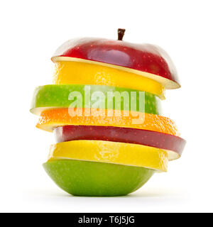 Gemischtes Obst Schichten aufgetürmt und auf weißem Hintergrund. Stockfoto