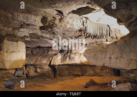 Eine Höhle in den Bergen mit einer Bohrung Stockfoto