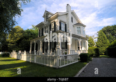 East Hampton, New York, USA: Schöne alte Holzhaus in einer ruhigen Nachbarschaft in East Hampton, New York, USA Stockfoto