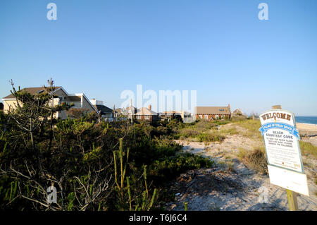 Ocean Beach Village, New York, USA - 12. Juli 2014: Schöne Aussicht auf einige Holzhäuser und die Küstenlinie von Ocean Beach Village auf Fire Island, Ne Stockfoto