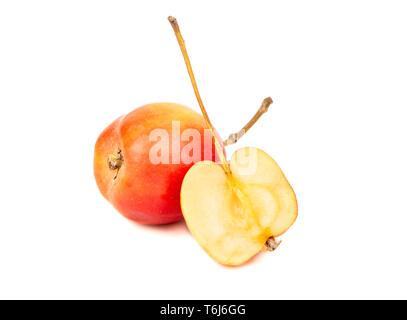 Red Paradies Apple mit der Hälfte auf weißem Hintergrund Stockfoto
