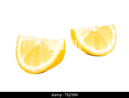 Zwei Scheiben Zitrone Obst auf weißem Hintergrund Stockfoto