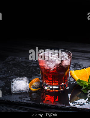 Mezcal Negroni Cocktail. Italienische Aperitivo. Orange Peel Stockfoto