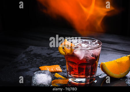 Mezcal Negroni Cocktail. Smoky italienischen Aperitivo. Geflammt Orange Peel. Stockfoto