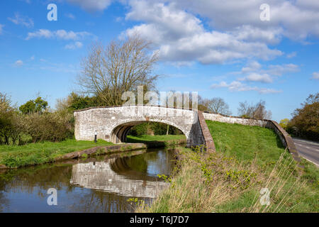 Bogenbrücke über Trent und Mersey Canal zwischen Sandbach und Northwich in Cheshire UK Stockfoto