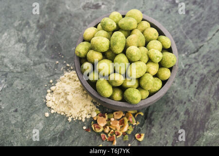 Stapel von Wasabi coated Peanuts in der Schüssel Stockfoto