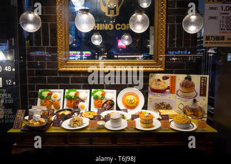 Fake Kunststoff Essen im Restaurant display Vitrine. Zeigt das Essen in einer realistischen Weise ist typisch für die meisten japanischen Res Stockfoto