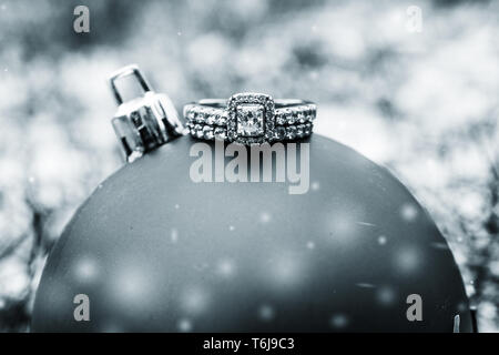 Winter Verlobungsring auf ein Ornament im Schnee. Stockfoto