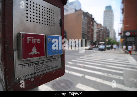 Brooklyn, New York City, USA: 14. Juli 2014: Schließen Sie herauf Bild einer Feuerwehr und Polizei Notruf Box mit einige Gebäude im Hintergrund befindet Stockfoto