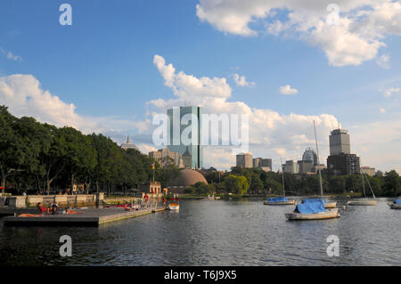 Boston, Massachusetts, USA - Juli 2014 18: Schöne Aussicht auf John Hancock Tower und den Charles River an einem sonnigen Tag Stockfoto