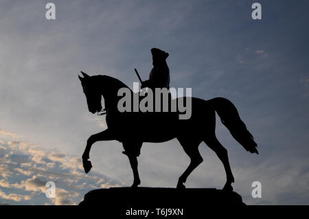 Silhouette Bild bei der blauen Stunde der Reiterstatue von George Washington von Thomas Ball konzipiert, die in den Gemeinsamen Park in Boston, Massa entfernt Stockfoto