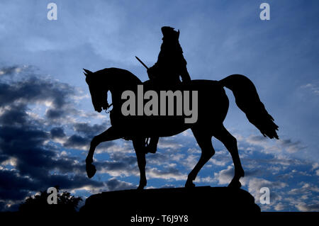 Silhouette Bild bei der blauen Stunde der Reiterstatue von George Washington von Thomas Ball konzipiert, die in den Gemeinsamen Park in Boston, Massa entfernt Stockfoto