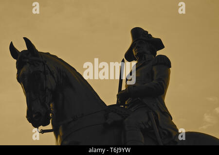 Silhouette Nahaufnahme Bild bei der Goldenen Stunde der Reiterstatue von George Washington von Thomas Ball konzipiert, die in den Gemeinsamen Park in Bo entfernt Stockfoto