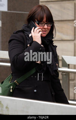 Natalie McGarry gesehen verlassen Glasgow Sheriff Court. Die ehemalige SNP MP für Glasgow East, Natalie McGarry, lag an der Glasgow Sheriff Court verurteilt zu werden, nachdem er zwei Aufladungen der Unterschlagung. Jedoch nach Anhörung der Verteidigung Bewegungen, Polizeichef Paul Crozier weiter Fragen bis zum 10. Mai 2019. Stockfoto