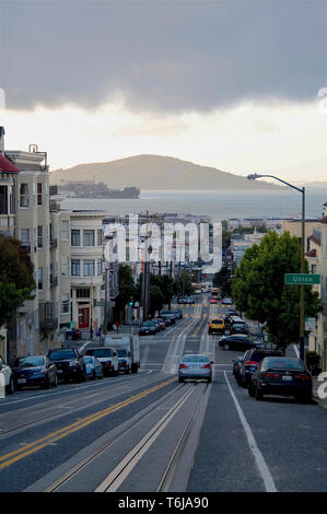 San Francisco, Kalifornien, USA - 20. Mai 2015: Schöne Aussicht von Nob Hill auf einem typischen steepy Straße von San Francisco, USA Stockfoto