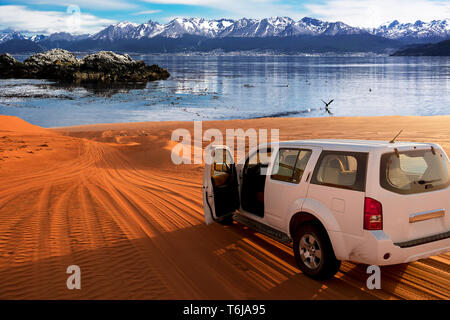 Wüstensand verfolgen und die Antarktis Meer im Hintergrund Konzept für den Klimawandel. Stockfoto