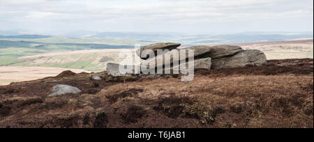 In einer Serie von Bildern auf einer 7,5 Kilometer entfernt vom Dorf Wycoller Boulsworth auf den Hängen der Hügel und dem Gipfel des KOP-Gesetzes an 517 m gefangen. Stockfoto