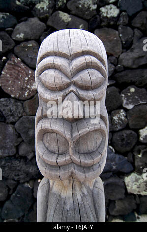 Nahaufnahme Bild von einem wunderschönen smalle Holz- tiki Skulptur im Pu'uhonua o Honaunau National Park, Big Island, Hawaii Stockfoto