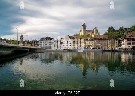 Schaffhausen, SH, Schweiz - 22 April 2019: Blick auf die Stadt Schaffhausen mit der Brücke über den Rhein Stockfoto
