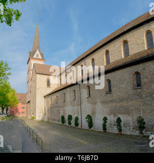 Schaffhausen, SH, Schweiz - 22 April 2019: der Muensterkirche Muensterhof Platz und der Kirche Stockfoto