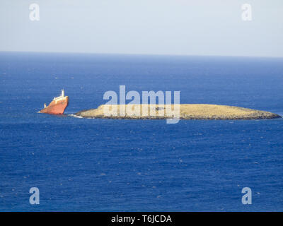 Eine alte versunkene Schiff auf eine Insel in Griechenland Stockfoto