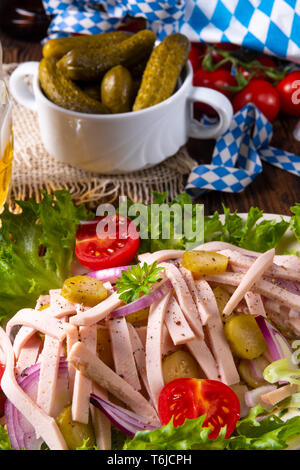 Bayerische Wurstsalat mit Zwiebeln und Gurken Stockfoto