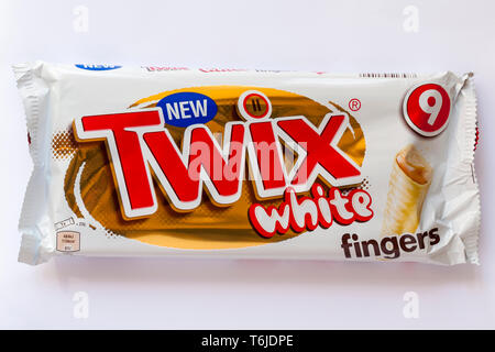 Paket der neuen Twix White Finger isoliert auf weißem Hintergrund - weiße Schokolade, Karamell und Keks Stockfoto