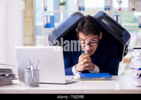 Mitarbeiter denken der Urlaub aufgrund der übermäßigen Arbeitsbelastung Stockfoto