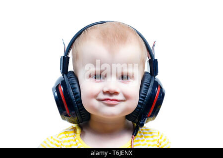 Kleines Mädchen in Kopfhörer Anhören der Musik und Blick in die Kopie Raum Stockfoto