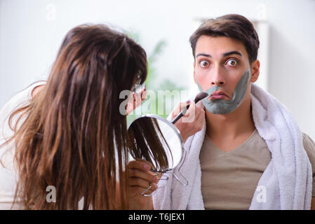 Stattliche Anwendung Clay Mask auf dem Gesicht Stockfoto