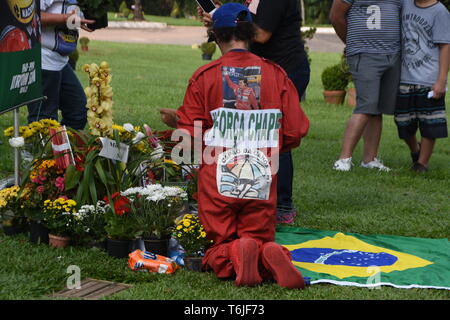 Fans besuchen Sie das Grab von Formel-1-Pilot Ayrton Senna in Morumbi Friedhof in Brasilien, São Paulo, am Mittwoch. Heute abgeschlossen ist 25 Jahre nach seinem Tod. Stockfoto