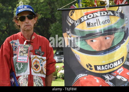 Fans besuchen Sie das Grab von Formel-1-Pilot Ayrton Senna in Morumbi Friedhof in Brasilien, São Paulo, am Mittwoch. Heute abgeschlossen ist 25 Jahre nach seinem Tod. Stockfoto