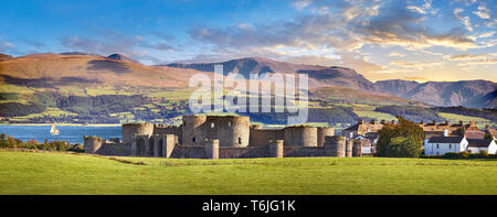 Beaumaris Castle, auf der Suche nach Snowdonia, im Jahre 1284 von Edward 1 st gebaut, als eines der schönsten Beispiel militärischer Architektur des 13. Jahrhunderts werden. Stockfoto