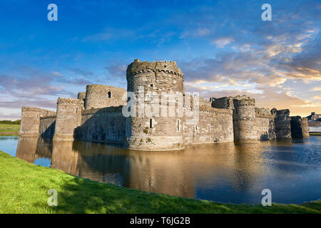 Beaumaris Castle, auf der Suche nach Snowdonia, im Jahre 1284 von Edward 1 st gebaut, als eines der schönsten Beispiel militärischer Architektur des 13. Jahrhunderts werden. Stockfoto