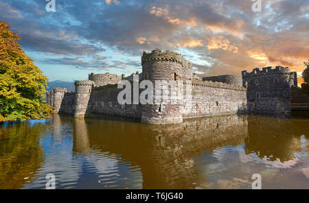 Beaumaris Castle, auf der Suche nach Snowdonia, im Jahre 1284 von Edward 1 st gebaut, als eines der schönsten Beispiel militärischer Architektur des 13. Jahrhunderts werden. Stockfoto