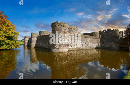 Beaumaris Castle, auf der Suche nach Snowdonia, im Jahre 1284 von Edward 1 st gebaut, als eines der schönsten Beispiel militärischer Architektur des 13. Jahrhunderts werden. Stockfoto