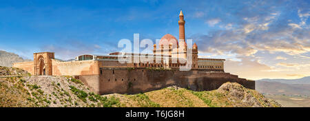 Außenwände mit Minarete der Moschee aus dem 18. Jahrhundert osmanischen Architektur des Ishak Pasha Palace (Türkisch: İshak Pasa Sarayı), Agrı pro Stockfoto