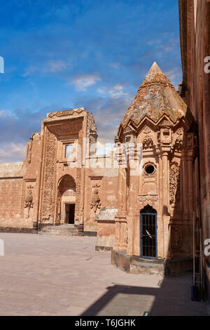 Hof und Eingang zum Mausoleum des 18. Jahrhunderts der osmanischen Architektur des Ishak Pasha Palace Türkei Stockfoto