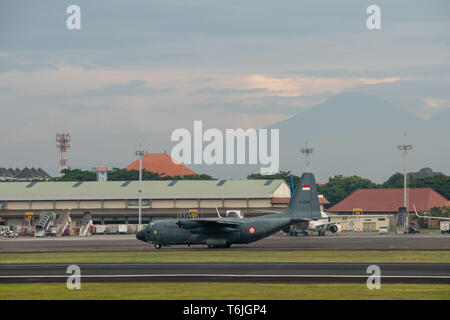Indonesische Luftwaffe Militärflugzeuge bereiten Sie am internationalen Flughafen Ngurah Rai Bali mit einem Hintergrund in Form einer zu nehmen montieren Stockfoto