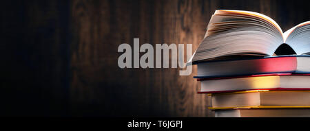 Komposition mit Büchern auf dem Tisch Stockfoto